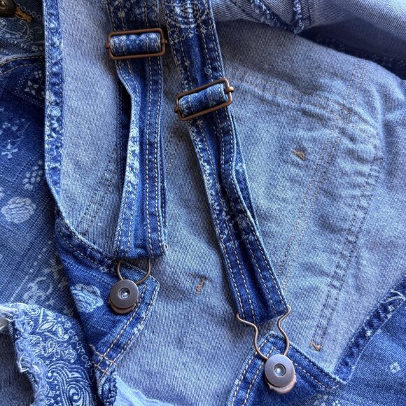 No Boundaries Overalls Womens M Blue Bandana Denim Distressed Shorts - Picture 10 of 13